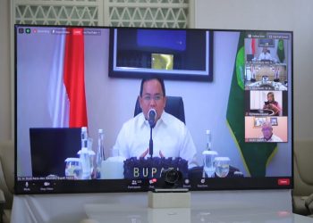 Bupati Muba Dodi Reza Alex saat mengikuti diskusi virtual dengan tema Politik Anggaran Penanganan Pandemi COVID-19, Komitmen dan Kiat Daerah, Jumat (12/06). (fornews.co/humas pemkab muba)
