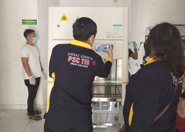 Petugas Dinkes Muba saat mengikuti pelatihan penggunaan alat rapid test antigen untuk deteksi COVID-19, Selasa (09/06).