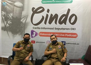 Kepala Diskominfo OKI, Alexander Bustomi (kiri) bersama Inspektur Kabupaten OKI, Syarifuddin (kanan) pada edisi perdana live podcast Diskominfo OKI, Selasa (16/06). (IST)
