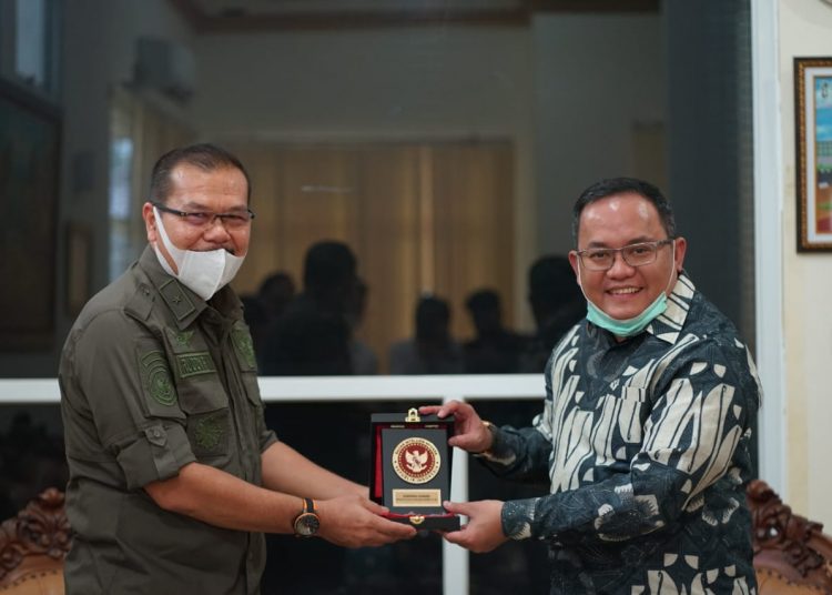 Bupati Muba Dodi Reza Alex menerima cendera mata dari Kabinda Sumsel Brigjen TNI Ruddy Prasemilsa Mahks saat berkunjung ke kantor BIN Daerah Sumsel, Rabu (17/06). (fornews.co/humas pemkab muba)