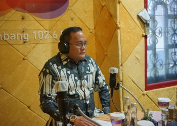 Bupati Muba Dodi Reza Alex memaparkan progres penanganan COVID-19 di Muba saat live on radio, Rabu (17/06). (fornews.co/humas pemkab muba)