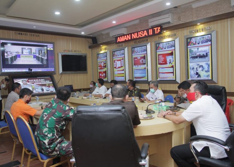 Wakil Bupati Muba Beni Hernedi dan Forkopimda Muba mengikuti Rakor Penanggulangan Karhutbunlah yang dipimpin Wagub Sumsel Mawardi Yahya melalui video conference, Rabu (17/06). (fornews.co/humas pemkab muba)