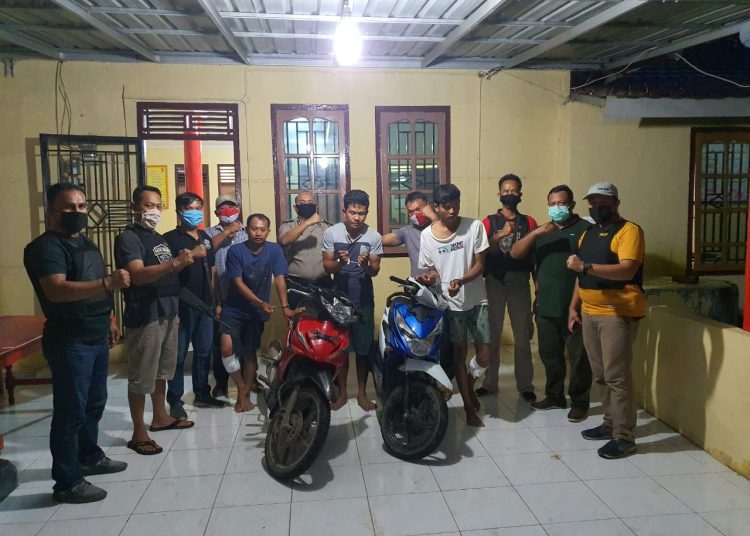 Tiga orang pelaku perampokan di Desa Sumber Makmur, Kecamatan Lempuing, Kabupaten OKI (diborgol) saat diamankan di Mapolsek Lempuing, Rabu (17/06) malam. (IST)