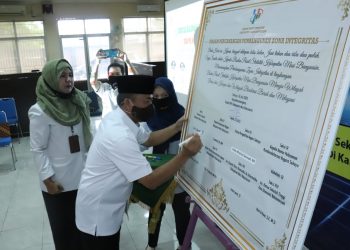 Sekda Muba Apriyadi menandatangani dukungan atas pencanangan pembangunan zona integritas menuju Wilayah Bebas dari Korupsi dan Wilayah Birokrasi Bersih dan Melayani oleh BPS Kabupaten Muba, Kamis (18/06). (fornews.co/humas pemkab muba)