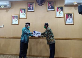 Penyerahan insentif secara simbolis kepada pemuka agama oleh Bupati OKI, H Iskandar SE, Jumat (19/06). (IST)