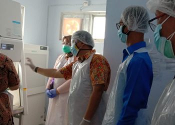 Kadinkes Muba Azmi Dariusmansyah, Camat Bayung Lencir Akhmad Toyibir, Direktur RSUD Bayung Lencir Diyanti Novitasari meninjau fasilitas TCM  COVID-19 yang diresmikan operasionalnya Jumat (19/06). (fornews.co/humas pemkab muba)