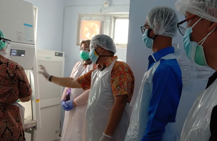 Kadinkes Muba Azmi Dariusmansyah, Camat Bayung Lencir Akhmad Toyibir, Direktur RSUD Bayung Lencir Diyanti Novitasari meninjau fasilitas TCM  COVID-19 yang diresmikan operasionalnya Jumat (19/06). (fornews.co/humas pemkab muba)