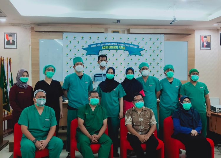 Tim dokter dan tenaga kesehatan yang melakukan operasi bedah saraf terhadap Bunga Az-Zahra, bayi pengidap meningokel, berfoto bersama usai operasi di RSUD Sekayu, Sabtu (20/06). (fornews.co/humas pemkab muba)