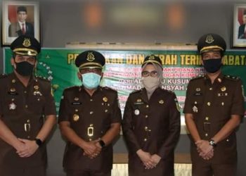 Kepala Kejari OKI foto bersama dengan pejabat baru Kejari OKI dan pejabat lama yang kini mendapat promosi. (IST)