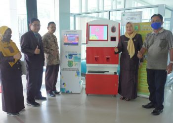 Kepala Dinas Dukcapil Muba Asmarani (dua dari kanan) usai menunjukkan mekanisme layanan Anjungan Dukcapil Mandiri (ADM) kepada Sekretaris Dinas Dukcapil Provinsi Bengkulu Jalaluddin (tiga dari kiri), Rabu (24/06). (fornews.co/humas pemkab muba)