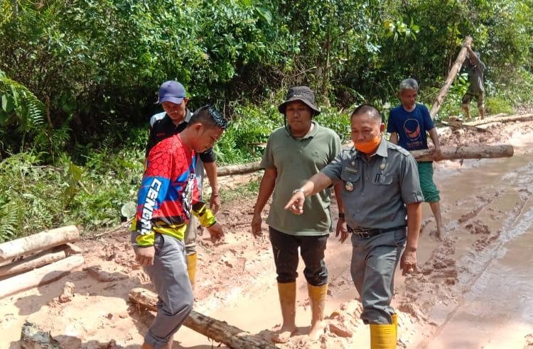 Proses perbaikan jalan di wilayah Kecamatan Cengal, Kabupaten OKI, Sumsel beberapa waktu lalu. (IST)