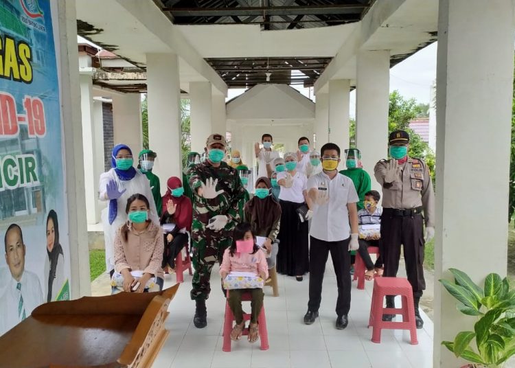 Forkopimcam Bayung Lencir bersama pimpinan dan tenaga kesehatan RSUD Bayung Lencir saat melepas pasien COVID-19 yang dinyatakan sembuh, Rabu (24/06). (fornews.co/ist)
