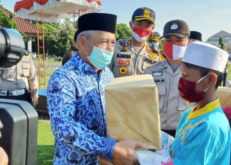 Penyerahan bantuan Bakti Sosial (Baksos) dalam rangka HUT Bhayangkara, Jumat (26/06). (foto : fornews.co / rif)
