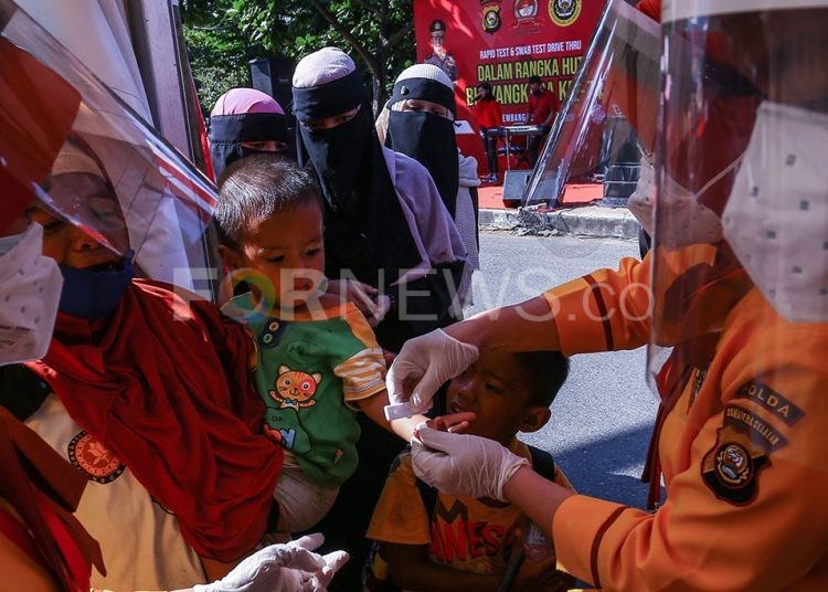 Warga Palembang mengikuti Rapid dan Swab Test Gratis dalam rangka HUT ke-74 Bhayangkara. (matakamera/fornews.co/mushaful imam)