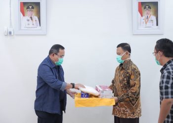 Bupati Muba Dodi Reza Alex menyerahkan secara simbolis bantuan APD kepada Direktur RS Muhammadiyah Palembang dr Pangestu Widodo, Sabtu (27/06). (fornews.co/humas pemkab muba)