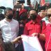 Ketua DPD PDI Perjuangan Giri Ramanda Kiemas menyerahkan pernyataan sikap DPD PDI Perjuangan Sumsel terkait pembakaran bendera partainya kepada Kapolda Sumsel Irjen Pol Eko Indra Heri, Senin (29/06). (fornews.co/ist)