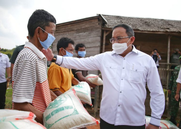 Bupati Muba Dodi Reza Alex memberikan bantuan kepada warga Kampung Selarai, Kecamatan Sekayu, yang tidak masuk daftar penerima Bansos, Senin (29/06). (fornews.co/humas pemkab muba) 