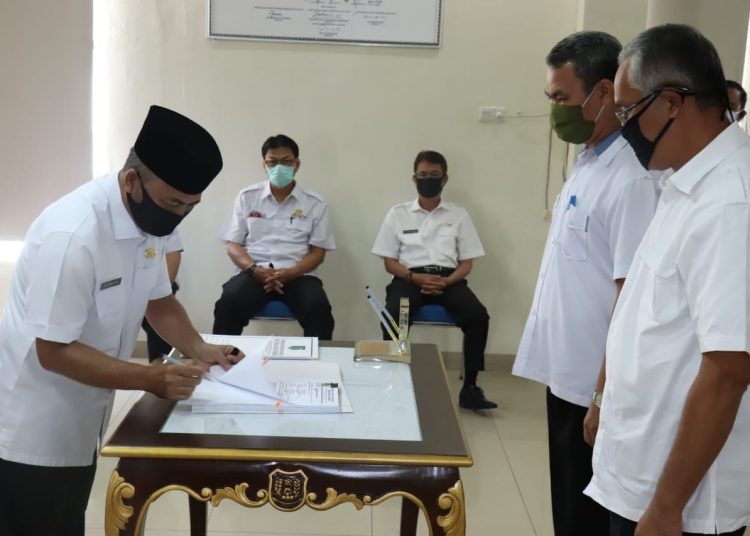 Sekda Muba Apriyadi menandatangani memoir jabatan antara pejabat lama dan pejabat baru di lingkungan Pemkab Muba, Senin (29/06). (fornews.co/humas pemkab muba)
