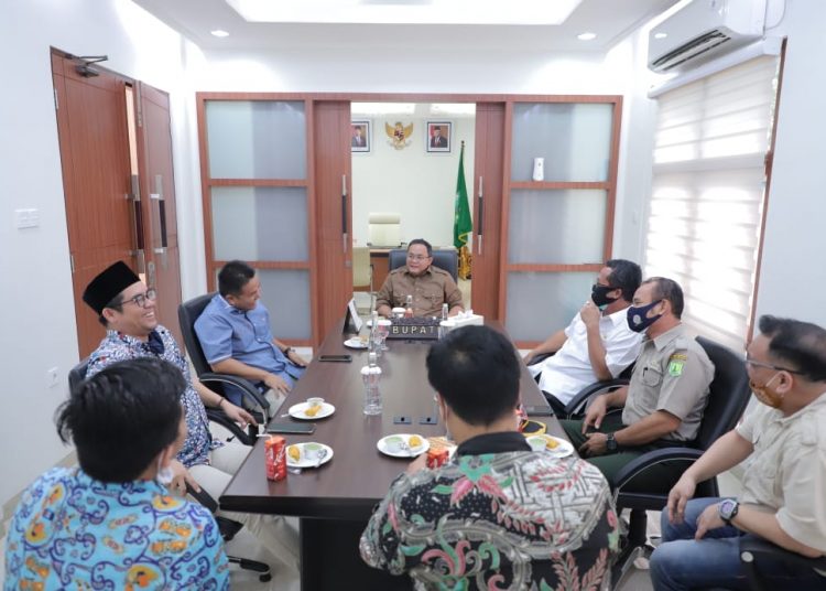 Bupati Muba Dodi Reza Alex menerima kunjungan Tim Koordinator Relawan Gugus Tugas Percepatan Penanganan COVID-19 DPD KNPI Sumsel di Mess Perwakilan Muba Palembang, Selasa (30/06). (fornews.co/humas pemkab muba)