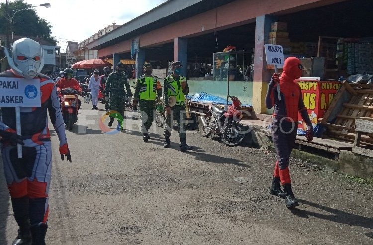 Sejumlah karakter Superhero Marvel berkeliling Pasar Kayuagung untuk menyampaikan imbuan terkait kepatuhan protokol kesehatan COVID-19. (fornews.co / rif)