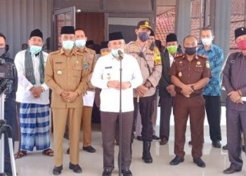 Bupati OKI, H Iskandar SE saat menyampaikan hasil rapat terkait status penanganan COVID-19 di Kabupaten OKI, Selasa (02/06). (foto : fornews.co / rif)