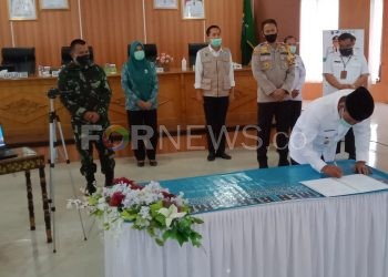 Wakil Bupati OKI, H M Dja'far Shodiq didampingi Forkopimda OKI dan Kepala Dinas Kesehatan Kabupaten OKI saat menandatangani kesepakatan komitmen untuk menurunkan angka stunting di Kabupaten OKI pada rumbuk stunting tingkat Kabupaten OKI, Kamis (11/06). (foto : fornews.co / rif)