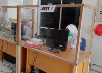 Petugas saat melakukan persiapan di loket Poli Rawat Jalan di RSUD Kayuagung, Senin (22/06). (fornews.co / rif)