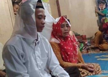 Prosesi ijab kabul antara Ardi dan Mbah Gambreng saat melangsungkan akad nikah, Jumat (05/06). (IST)