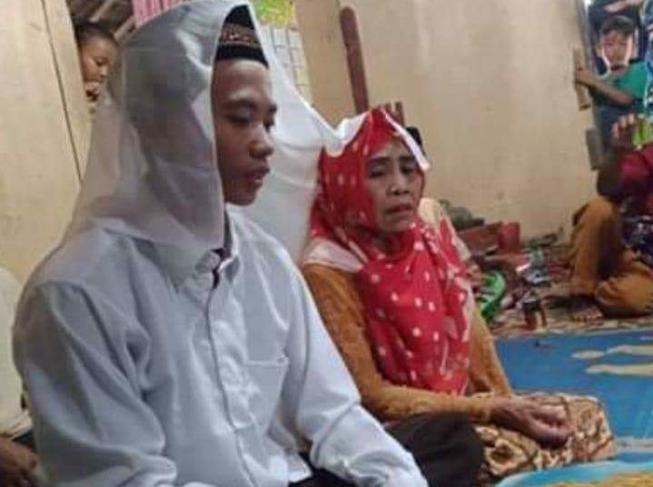 Prosesi ijab kabul antara Ardi dan Mbah Gambreng saat melangsungkan akad nikah, Jumat (05/06). (IST)