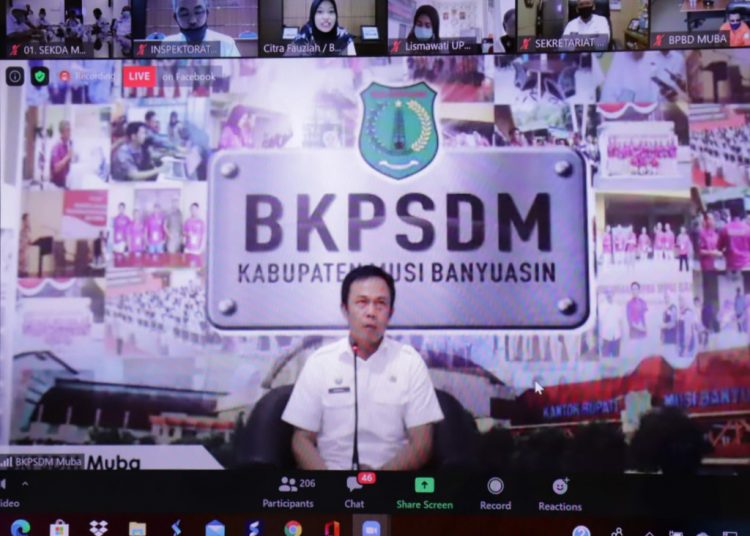 Tangkapan layar suasana rapat virtual sosialisasi sistem kerja ASN Pemkab Muba di masa Normal Baru, Kamis (11/06). (fornews.co/humas pemkab muba)