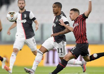 Winger Juventus Douglas Costa dibayangi gelandang AC Milan Ismael Bennacer pada semifinal leg II Coppa Italia 2019/2020 di Stadion Allianz, Turin, Sabtu (13/06) dini hari. (fornews.co/juventus)
