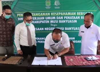 Sekda Muba Apriyadi dan Kajari Muba Suyanto menyaksikan Kepala Dinas PUPR Muba Herman Mayori menandatangani MoU antara Dinas PUPR Muba dan Kejari Muba, Selasa (16/06). (fornews.co/humas pemkab muba)