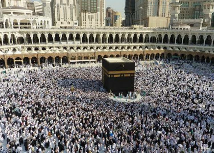 Umat muslim dari seluruh dunia melakukan tawaf mengelilingi kakbah pada musim haji 1440 H/2019 M. (fornews.co/ist)