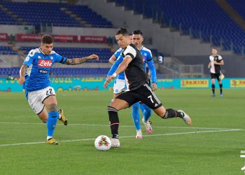 Penyerang Juventus Cristiano Ronaldo melepaskan tembakan ke gawang dibayangi pemain bertahan Napoli pada laga final Coppa Italia 2019/2020 di Stadion Olimpico, Roma, Kamis (18/06) dini hari. (fornews.co/juventus)