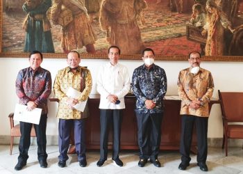 Presiden RI Joko Widodo (Jokowi) bersama Pimpinan DPD RI saat menghadiri rapat pimpinan di Istana Bogor, Jumat (19/6) pagi. (fornews.co/ist)