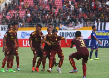 Para pemain Sriwijaya FC melakukan selebrasi usai mencetak gol ke gawang PSIM Yogyakarta pada laga pekan pertama Liga 2 2020, Minggu (15/03). PSSI memastikan akan kembali melanjutkan kompetisi yang dihentikan akibat pandemi COVID-19 pada bulan September atau Oktober mendatang. (fornews.co/media officer sriwijaya fc)