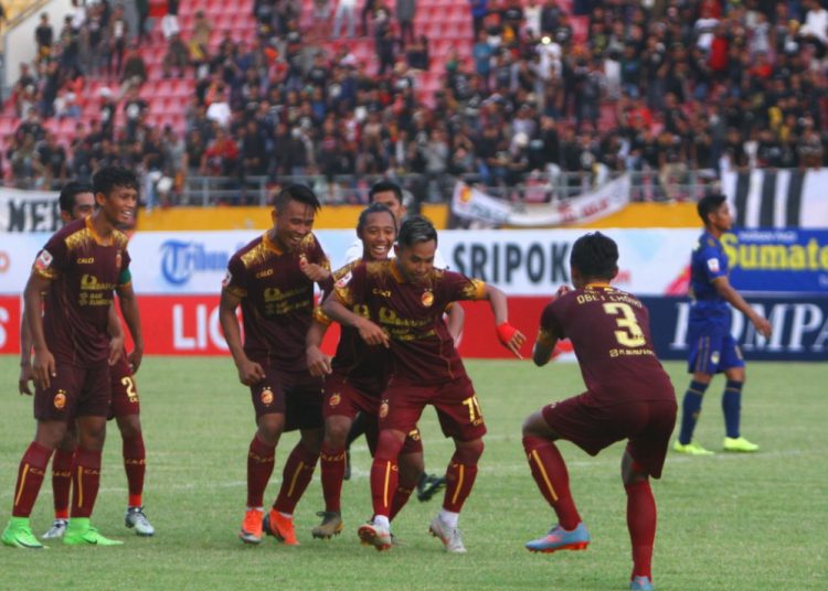 Para pemain Sriwijaya FC melakukan selebrasi usai mencetak gol ke gawang PSIM Yogyakarta pada laga pekan pertama Liga 2 2020, Minggu (15/03). PSSI memastikan akan kembali melanjutkan kompetisi yang dihentikan akibat pandemi COVID-19 pada bulan September atau Oktober mendatang. (fornews.co/media officer sriwijaya fc)