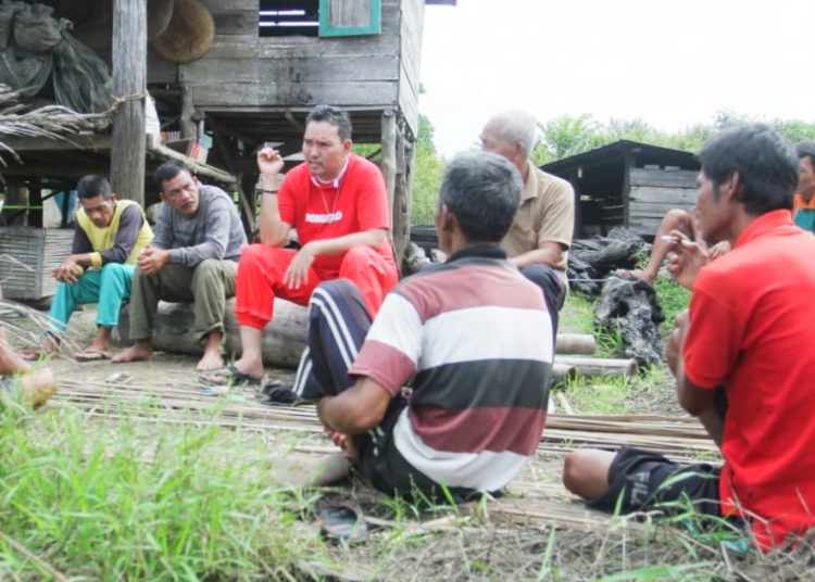 Wakil Bupati Muba, Beni Hernedi saat bercengkrama dengan warga Rompok Penghulu perairan Sungai Ampalau Desa Terusan Kecamatan Sanga Desa, Sabtu (20/6). (fornews.co/ist)