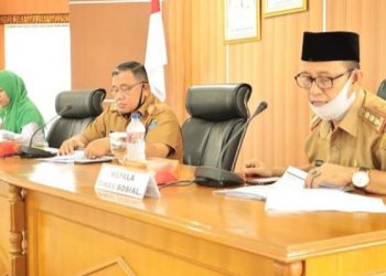 Sekda OKI, H Husin (tengah) saat memimpin rakor distribusi KIS di Kayuagung. (IST)