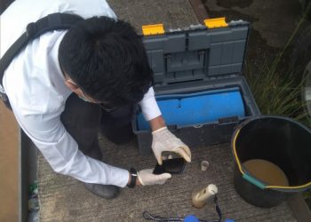 Petugas Dinas Lingkungan Hidup Kabupaten Muba saat melakukan pemeriksaan sampel air Sungai Musi di Desa Terusan, Kecamatan Sanga Desa, yang membuat ikan mengambang. (fornews.co/humas pemkab muba)