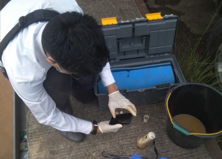 Petugas Dinas Lingkungan Hidup Kabupaten Muba saat melakukan pemeriksaan sampel air Sungai Musi di Desa Terusan, Kecamatan Sanga Desa, yang membuat ikan mengambang. (fornews.co/humas pemkab muba)