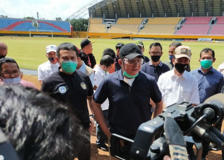 Gubernur Sumsel Herman Deru bersama beberapa pejabat terkait saat meninjau langsung Stadion Gelora Sriwijaya, Palembang, Minggu (28/06). (fornews.co/ist)