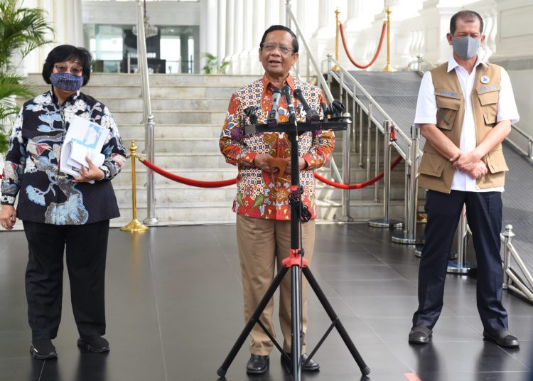Menko Polhukam Mahfud MD, saat memberikan keterangan kepada media di Halaman Istana Negara, Provinsi DKI Jakarta, Selasa (23/6). (fornews.co/humas/rahmat)
