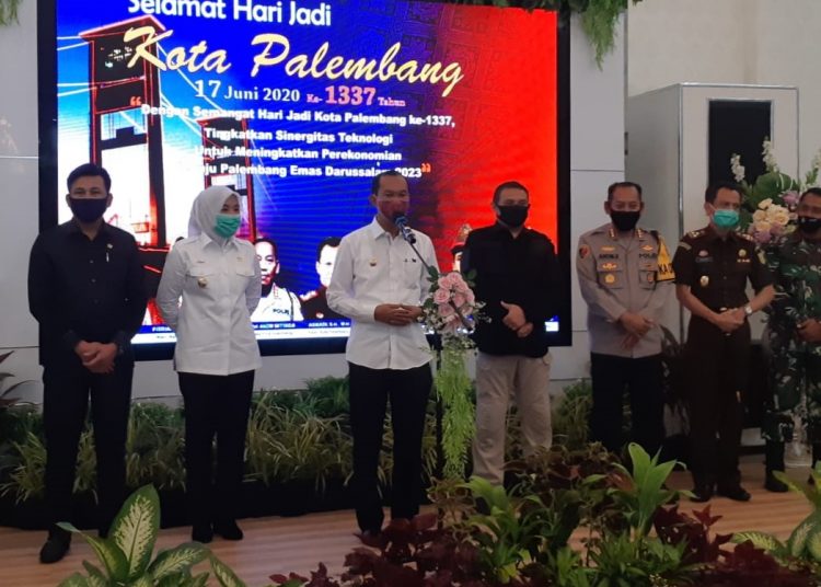 Wali Kota Palembang, Harnojoyo didampingi unsur Forkompimda Palembang saat memberikan keterangan pers, Rabu (17/06). Foto: Alwi Alim