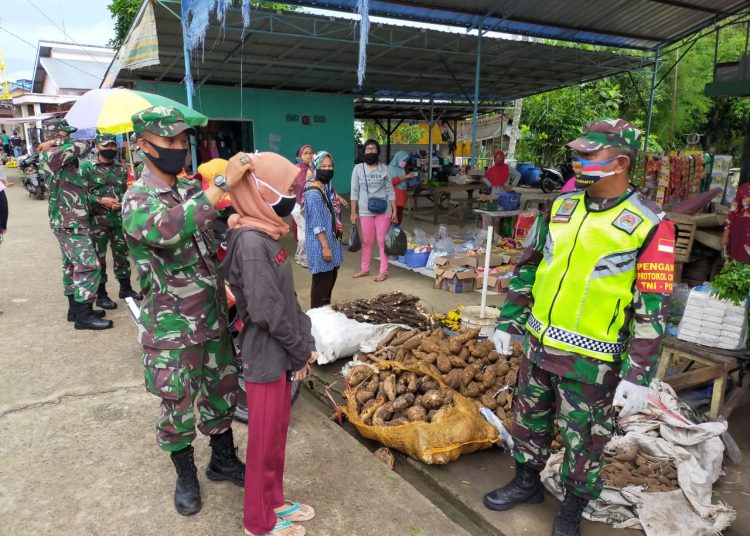 Kegiatan penegakan disiplin oleh Babinsa Koramil 430-03 Mariana Kodim, Kodim 0430 Banyuasin, Sumsel. Foto: Istimewa