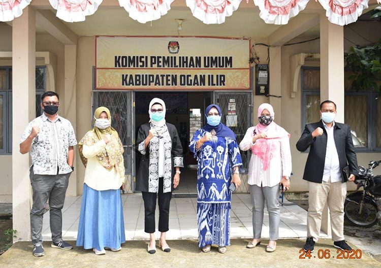 Ketua DPRD Sumsel RA Anita Noeringhati berfoto bersama Ketua, Anggota dan Sekretaris KPU Ogan Ilir usai melaksanakan kunjungan kerja, Rabu (24/06). (fornews.co/kpu ogan ilir)