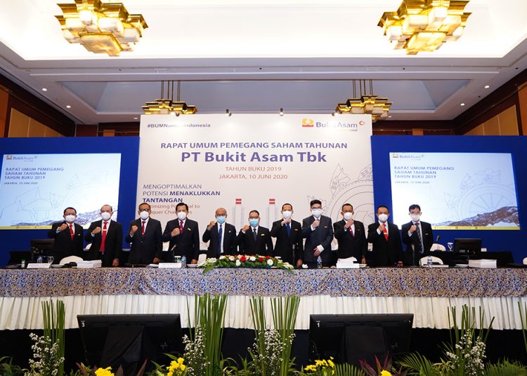 Jajaran direksi dan komisaris PT Bukit Asam Tbk berfoto usai menggelar RUPST tahun buku 2019 di Hotel Borobudur, Jakarta, Rabu (10/06). (fornews.co/ptba.co.id)