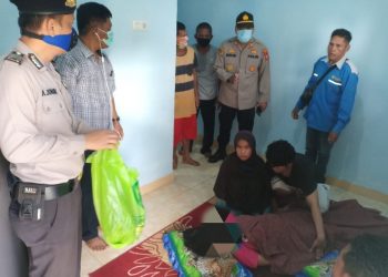 Korban, ME, saat ditemukan tewas gantung diri di depan pintu kamarnya. Foto: Fornews.co/Rusli