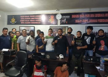 Dua tersangka perampokan saat ditangkap. Foto: Istimewa