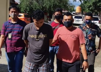 Tersangka Haryadi saat ditangkap oleh petugas dari Polsek Kalidoni Palembang. Foto: Istimewa